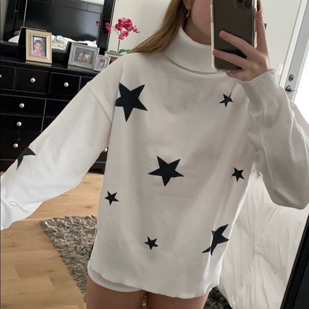 light turtle neck star sweater